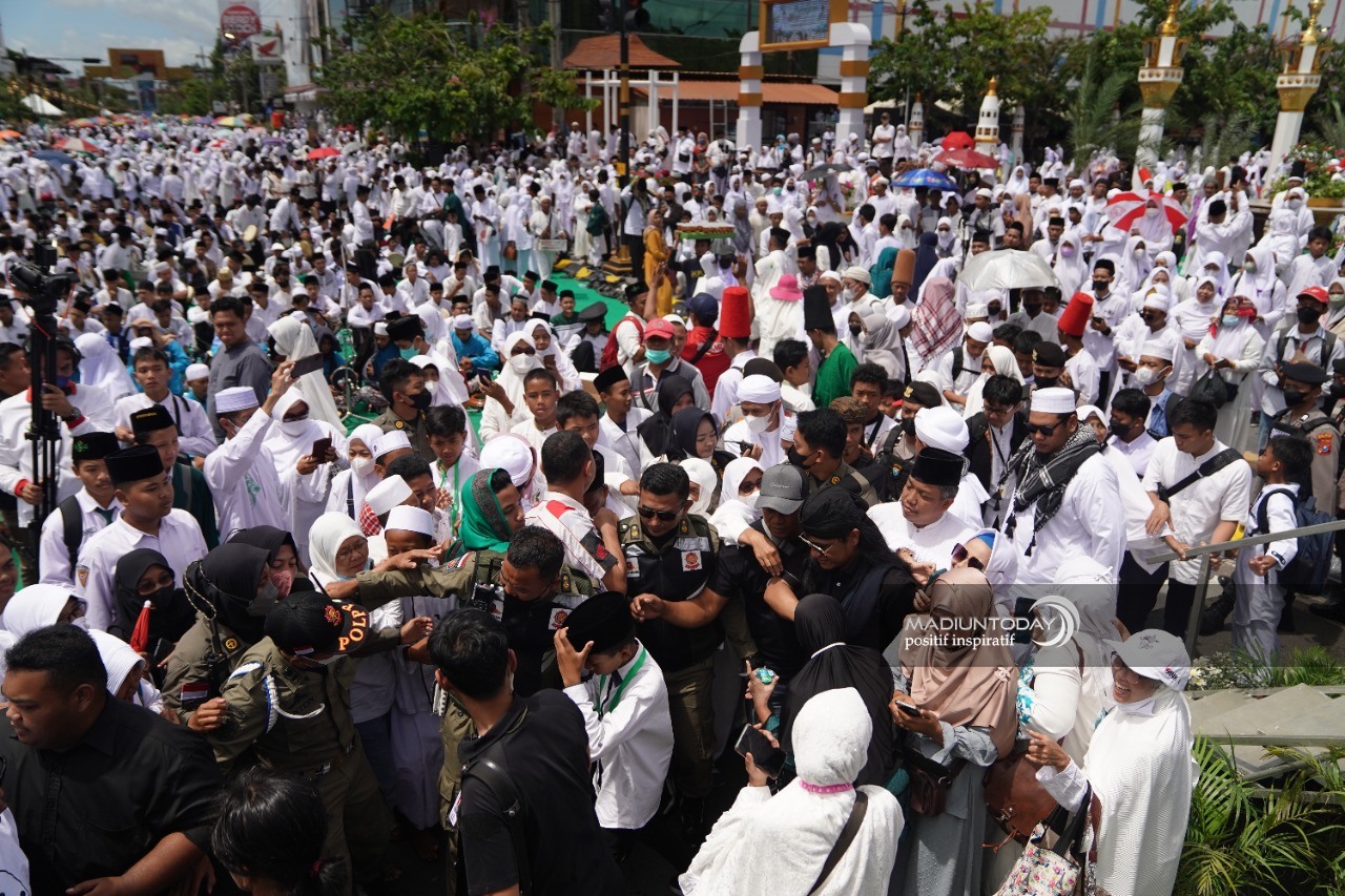 Foto 10 dari 10: Ngaji di Kota Pendekar, Gus Miftah: PRC dan Warung NKRI Jadi Simbol Kerukunan Kota Madiun Untuk Indonesia