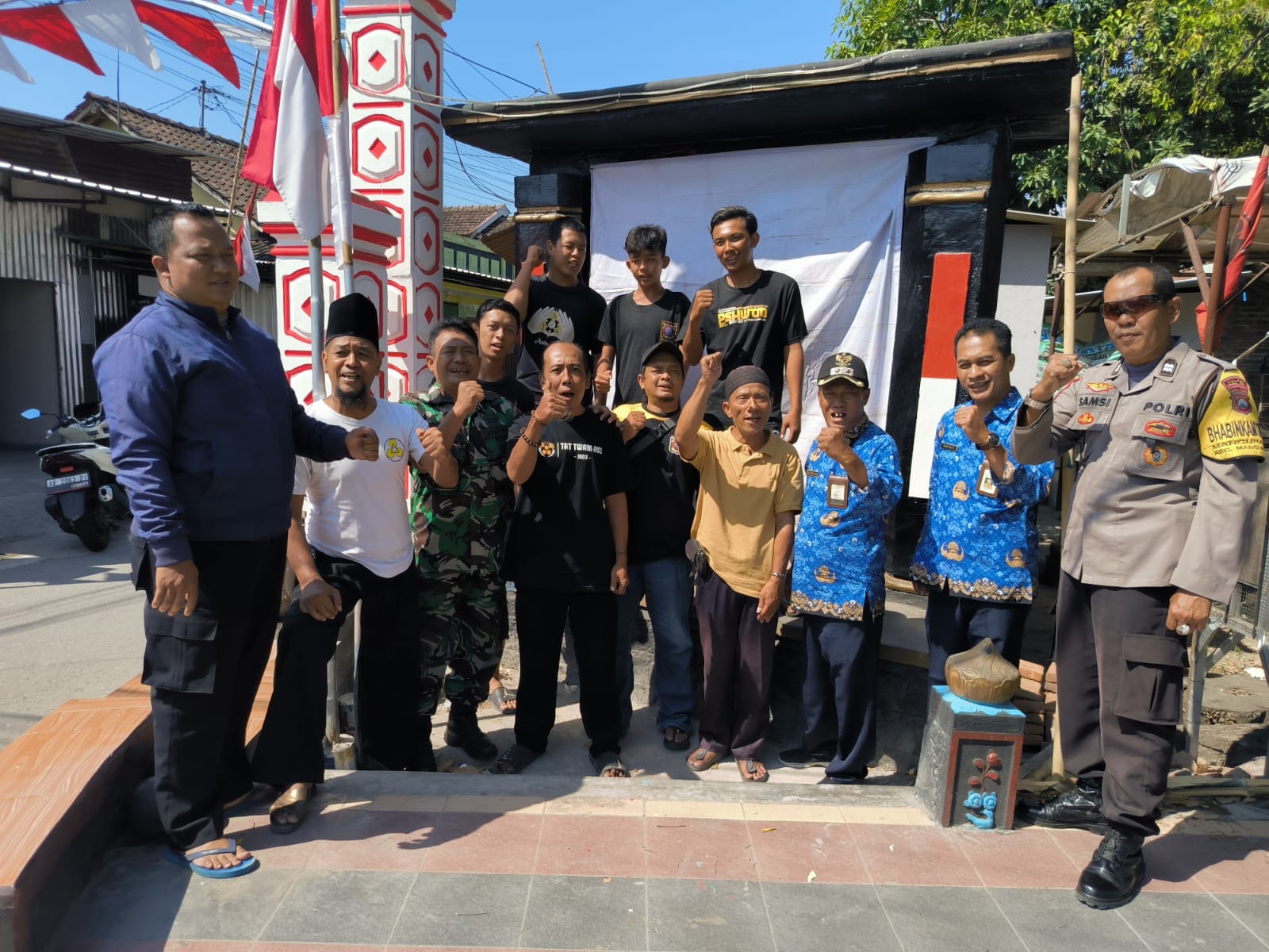 Foto 5 dari 6: Wujudkan Komitmen Kamtibmas Di Kota Madiun, Pendekar Di Kelurahan Manguharjo Tutup Tugu Perguruan Pencak Silat