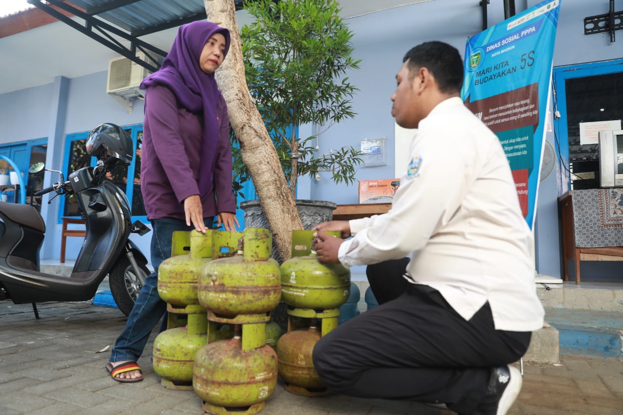 Foto 4 dari 6: Kemensos Salurkan Bantuan Bagi KPM PKH Graduasi