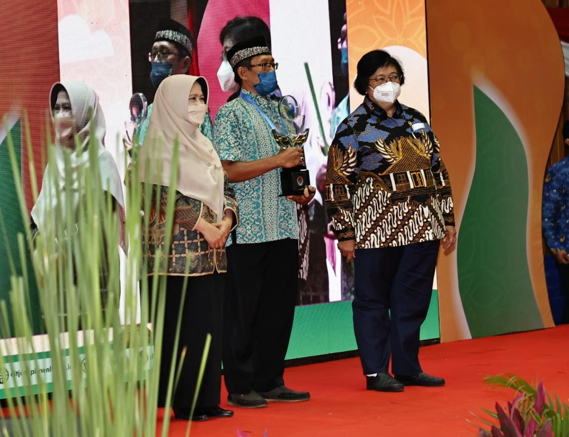 Foto 4 dari 4: Sepekan Wali Kota Raih Dua Penghargaan Nasional, Terbaru Raih Piagam Apresiasi Pembinaan ProKlim dari Kementerian