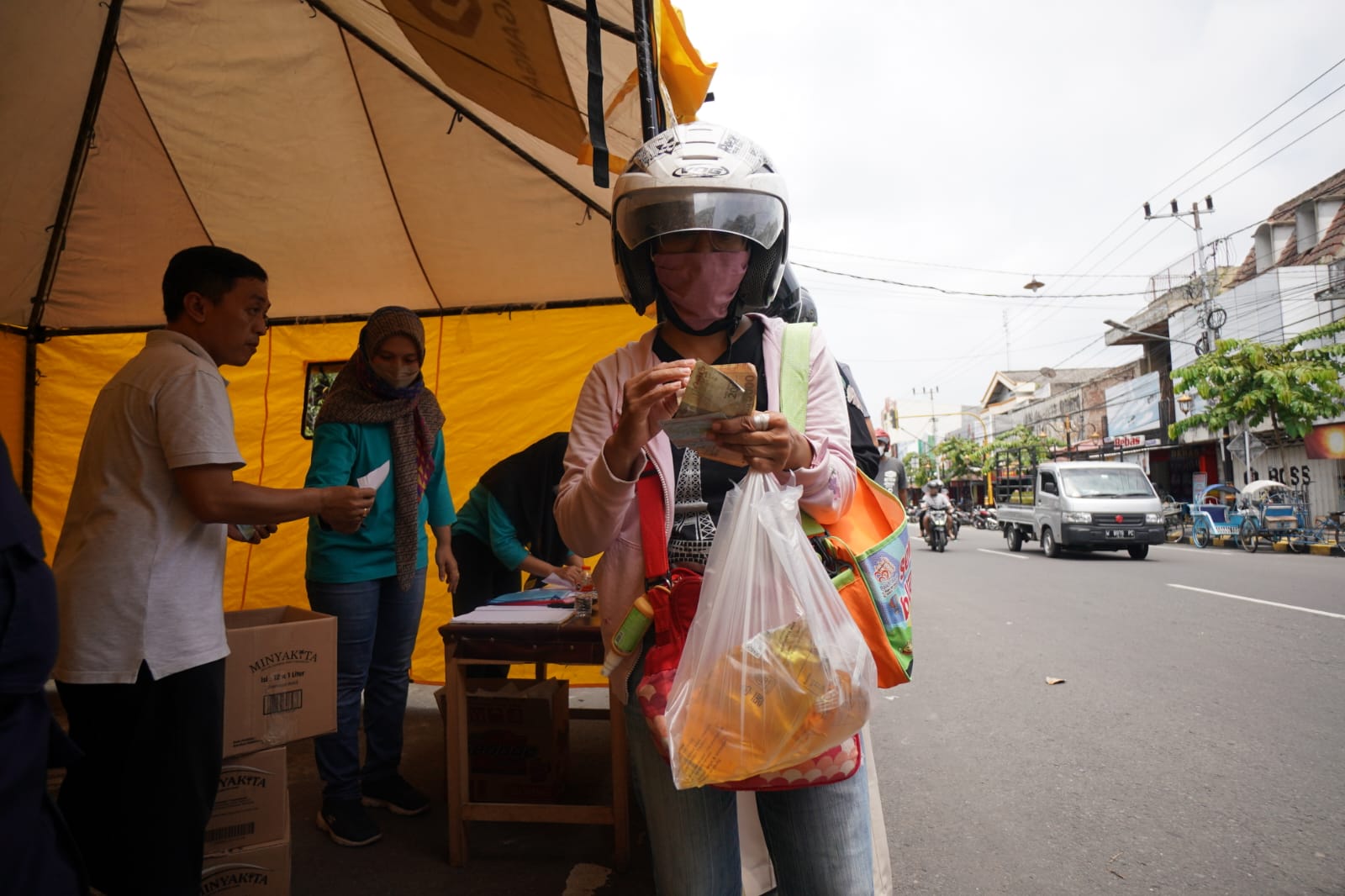 Foto 3 dari 10: Dinas Perdagangan Gandeng PPI Gelar Operasi Minyak Goreng Murah