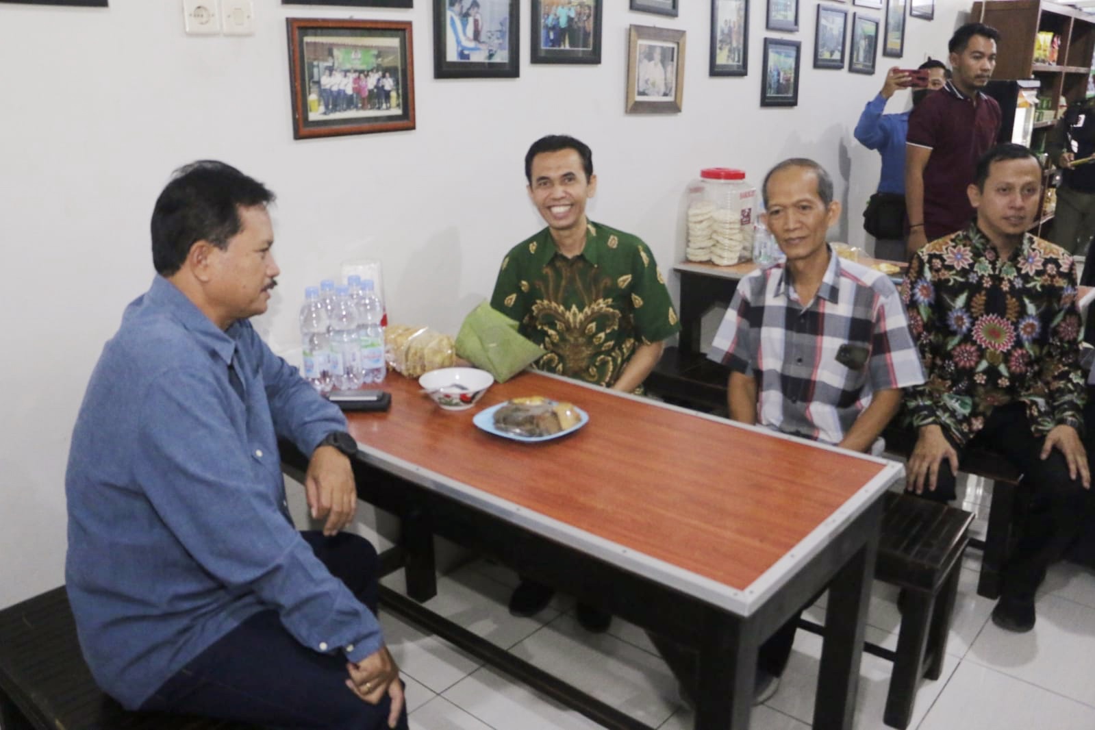 Foto 8 dari 9: Sambut Tim Juri Lomba Kampung KB Nasional, Wali Kota Suguhkan Makanan Khas Kota Pendekar