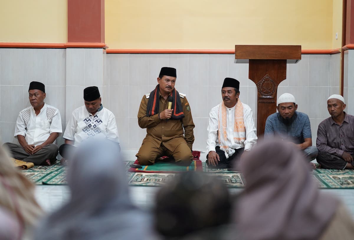 Foto 1 dari 9: Shalat Magrib di Masjid Diniyah Nurul Iman, Wali Kota Beri Santunan Hingga Sosialisasikan Pembangunan
