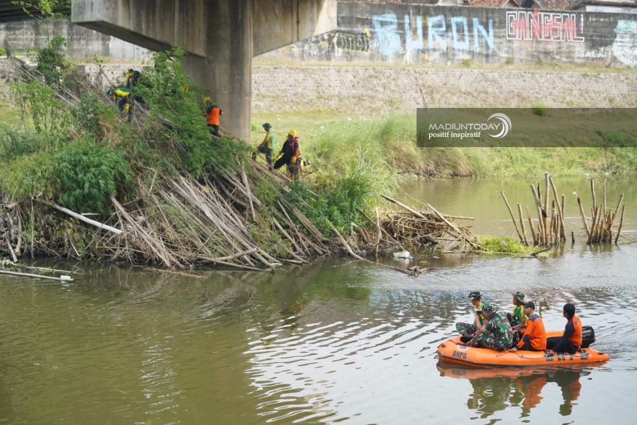 Foto utama berita: BPBD Dan 501 Bersih-Bersih Area Jembatan Manguharjo
