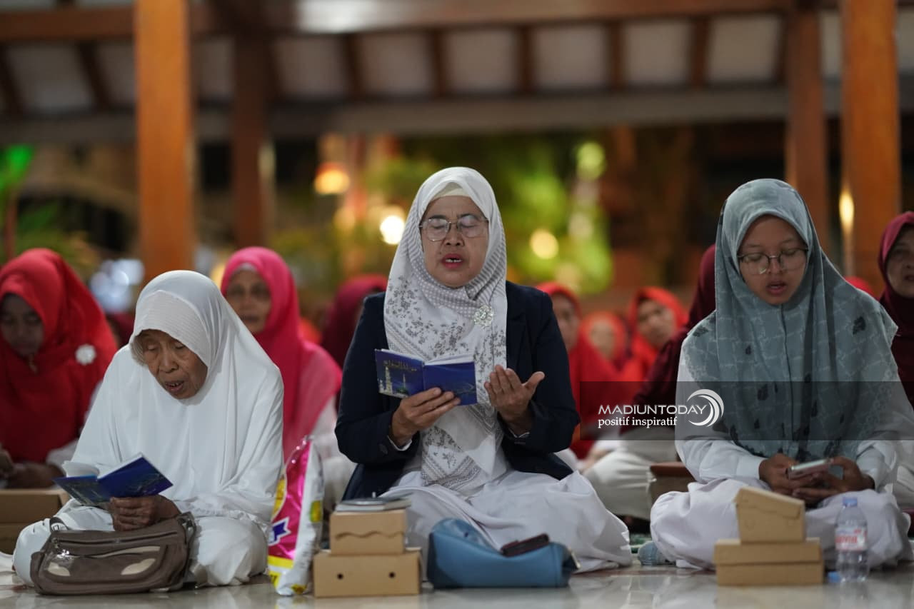 Foto 30 dari 33: Kesenian Klasik Gembrungan Hidupkan Malam Manggulan Grebeg Maulud Kota Pendekar