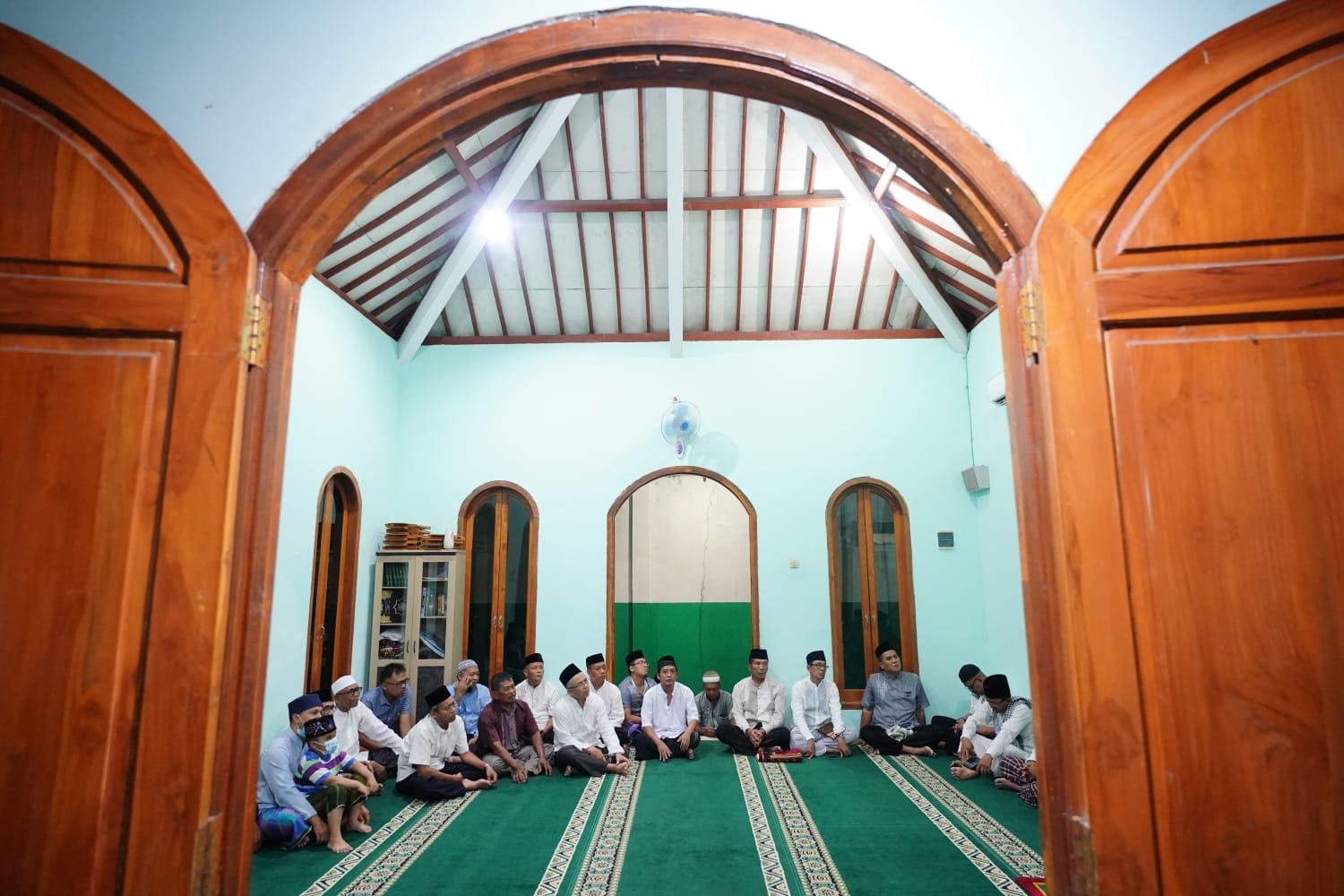Foto 7 dari 10: Salat Isya di Musala Ar-Rahman, Wali Kota Juga Serap Berbagai Usulan