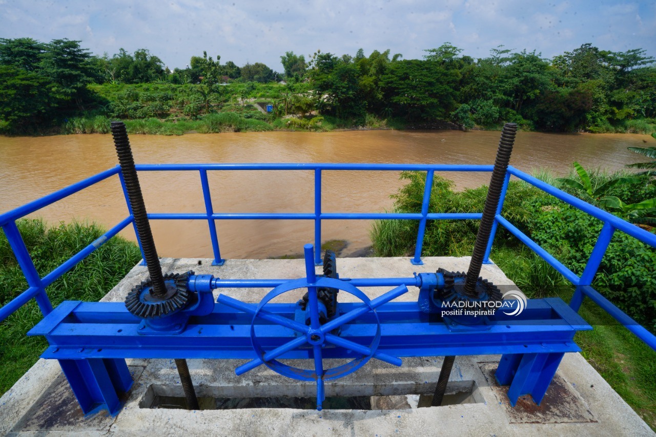 Foto 3 dari 5: Cegah Banjir, DPUPR Lakukan Pemeliharaan Pintu Air Secara Berkala