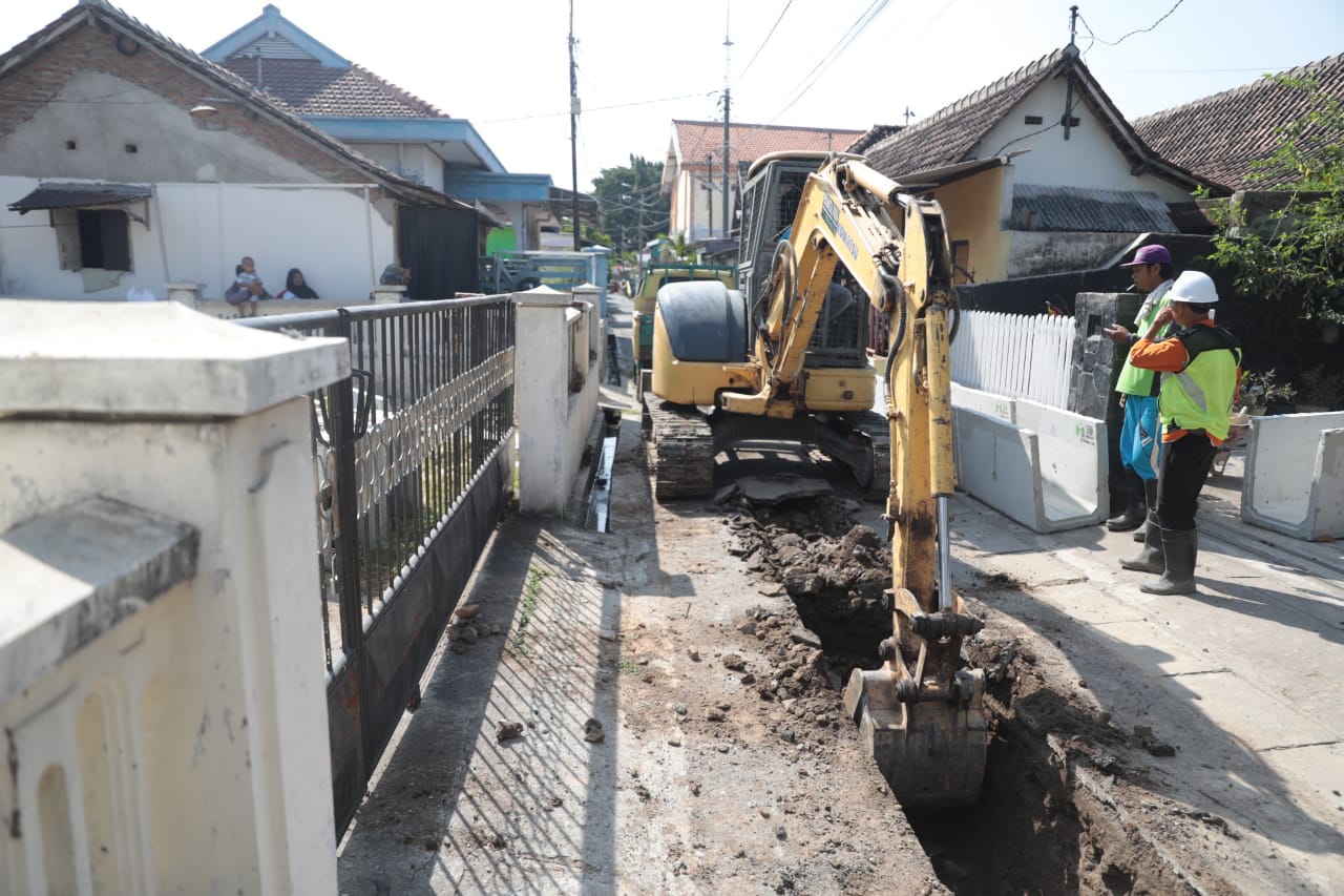 Foto 3 dari 7: Realisasikan Usulan Masyarakat, Ada 23 Paket Saluran Lingkungan Tahun Ini, Rata-rata Sentuh 80 Persen