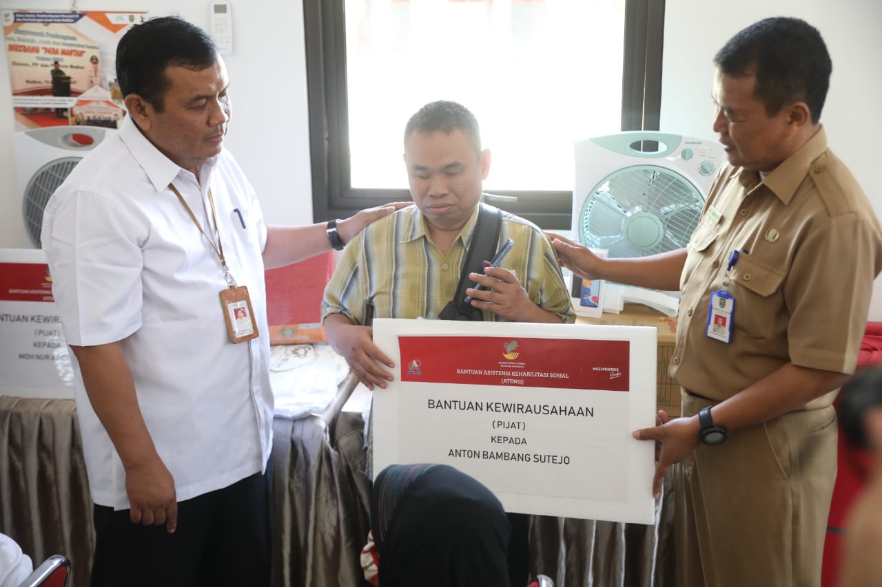 Foto 1 dari 9: Lolos Seleksi, Ratusan Warga Kota Madiun Terima Bantuan Dari Kemensos