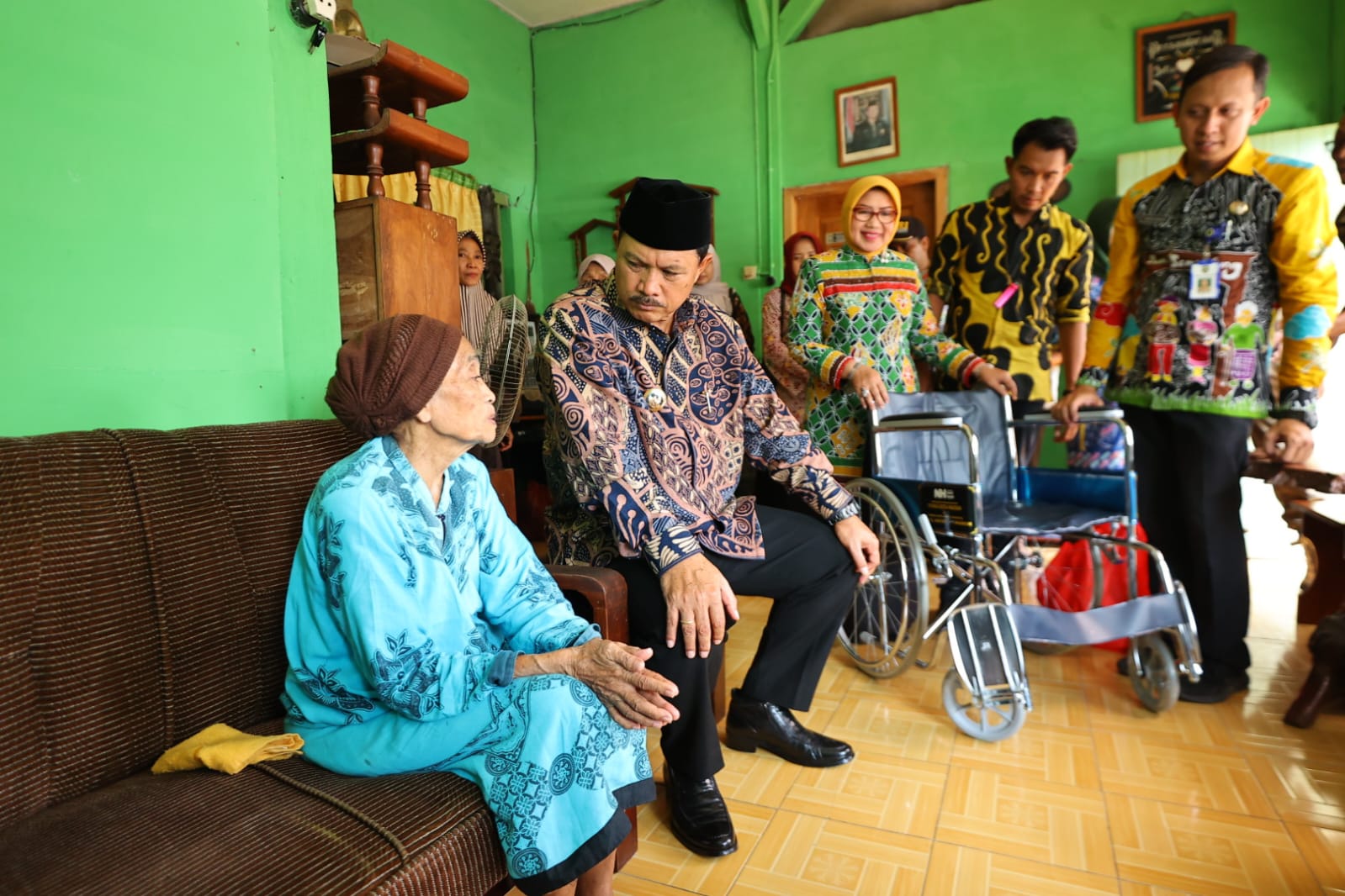 Salurkan Bantuan Kursi Roda, Wali Kota: Kita Bantu Sempurnakan Kehidupan Lansia