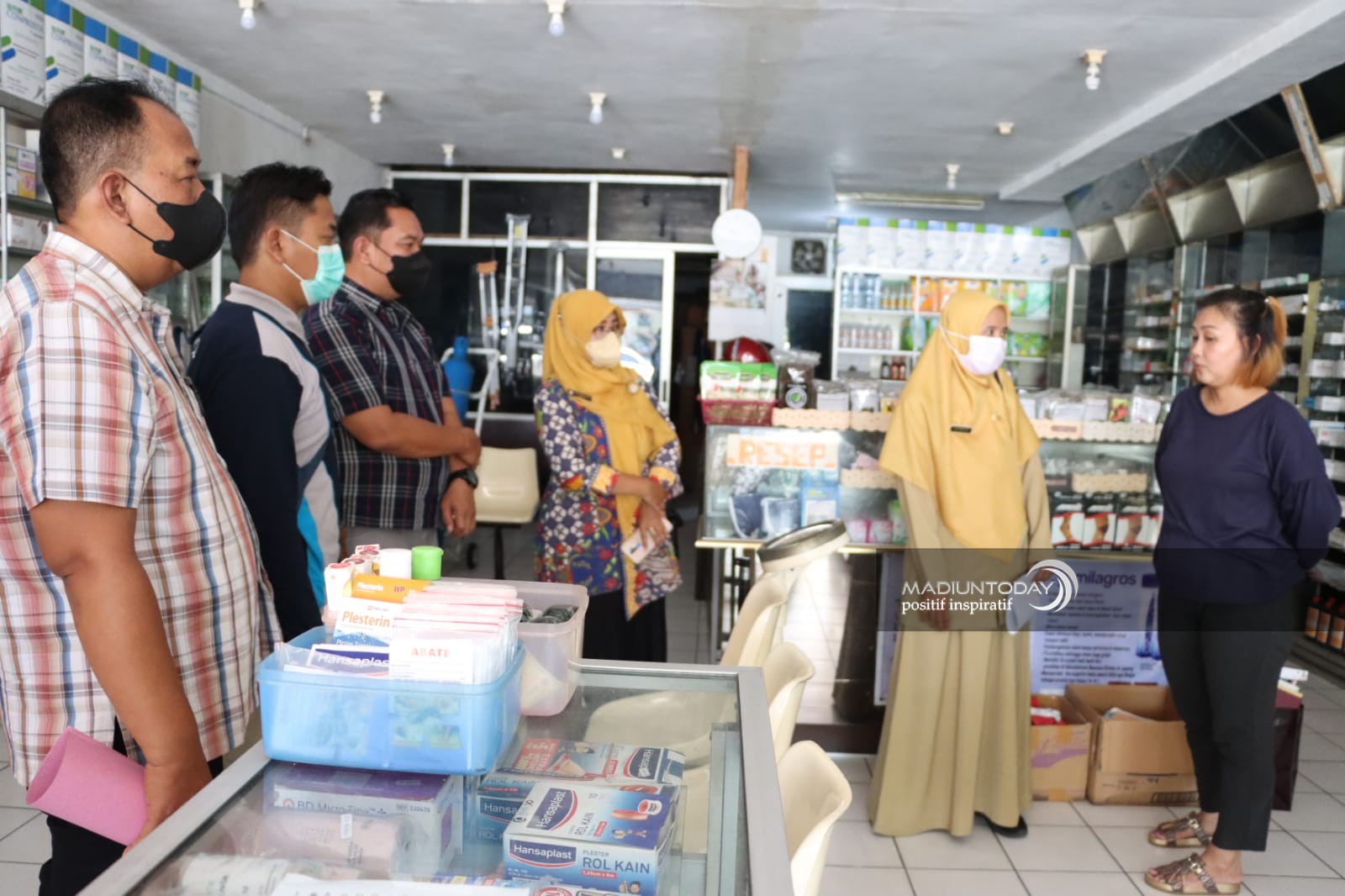 Foto 4 dari 5: Sampling 20 Apotek, Petugas Gabungan Tak Temukan Obat Yang Dilarang Pemerintah