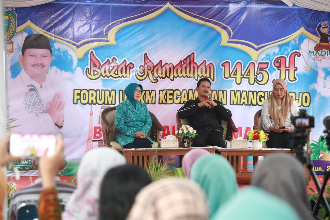 Foto utama berita: Buka Bazar Ramadan Kecamatan Manguharjo, Wali Kota: Ramadan Semua Harus Bahagia