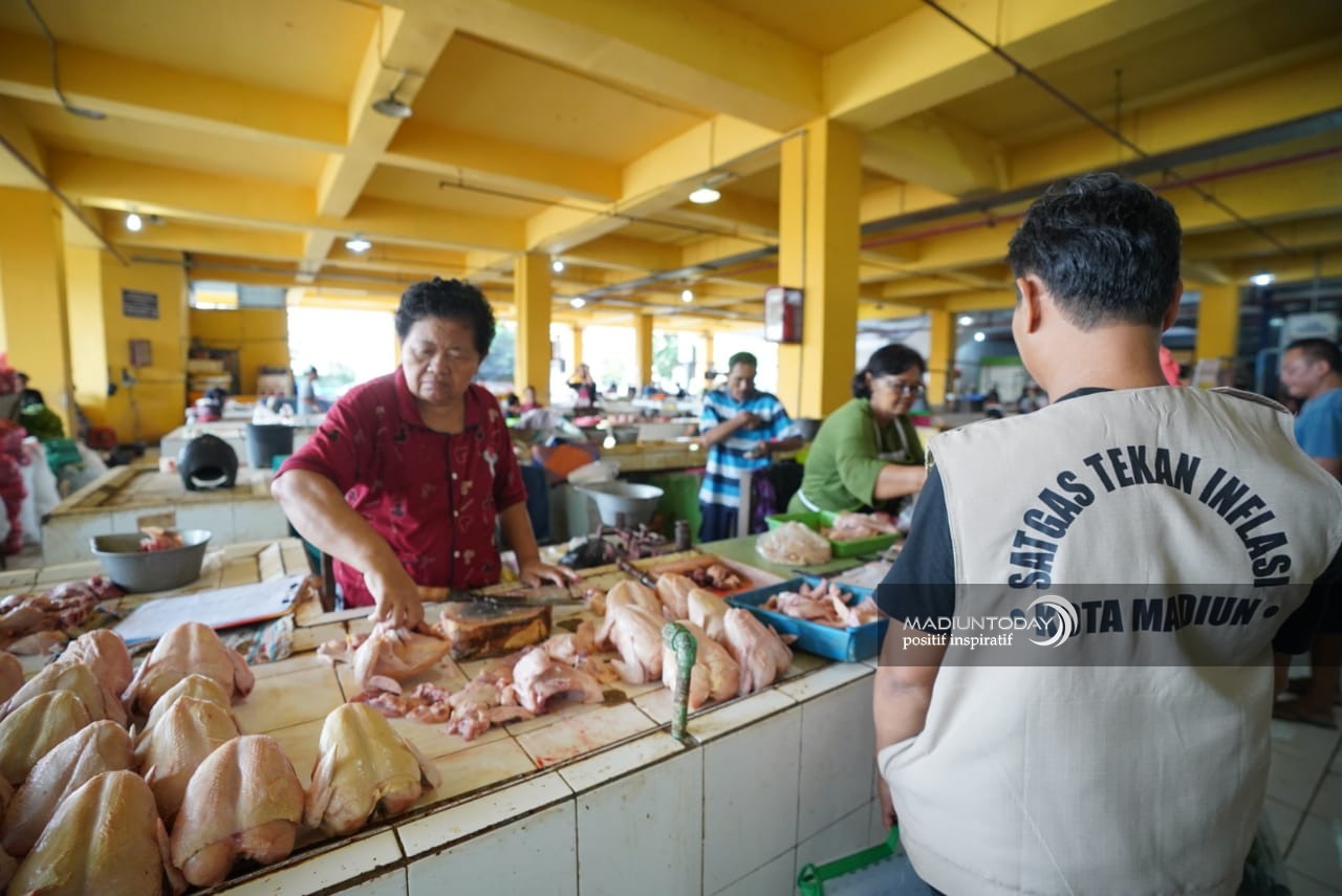 Foto 11 dari 11: Dapat Subsidi Dari Wali Kota, Pedagang Akui Lapaknya Makin Ramai