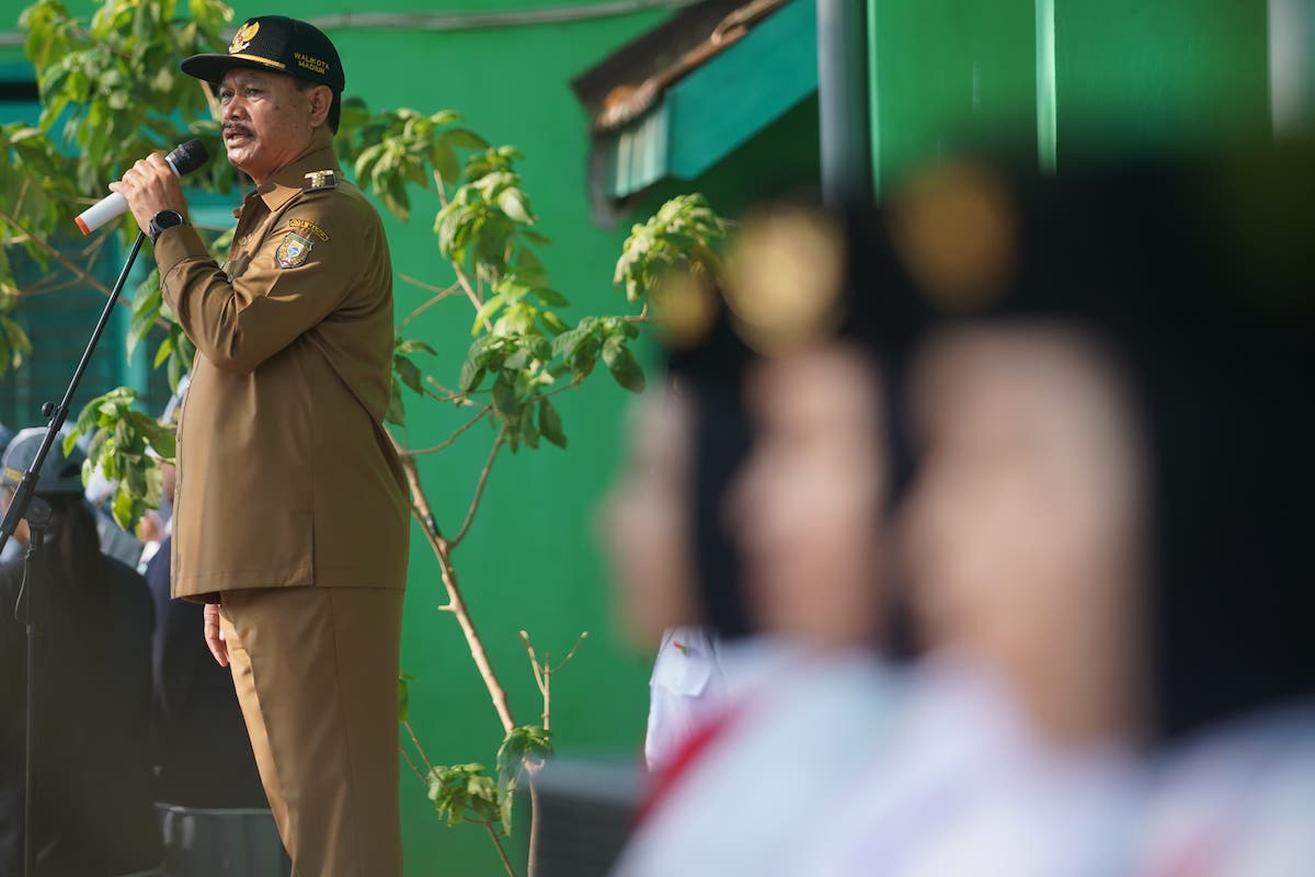 Foto 1 dari 9: Jadi Pembina Upacara di SMAN 5, Wali Kota Beri Motivasi Peserta Didik Untuk Sukses ke Depannya