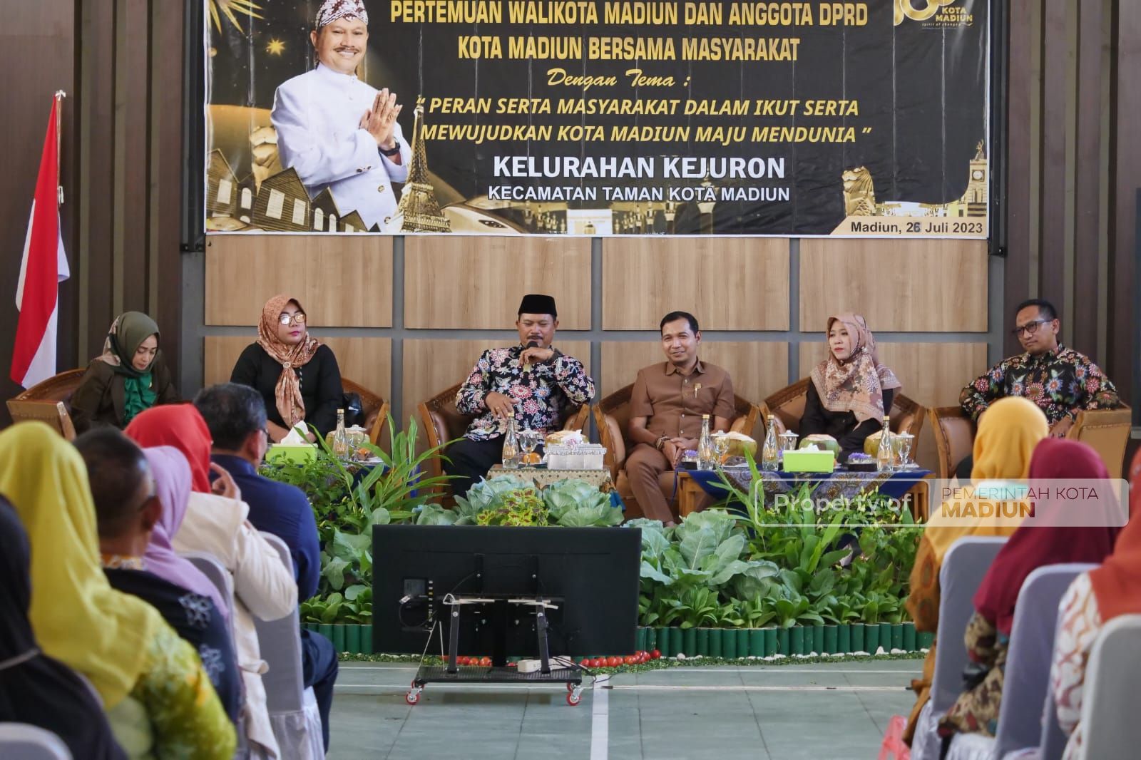 Foto utama berita: Bertemu Masyarakat Kuncen dan Kejuron, Wali Kota Ajak Masyarakat Evaluasi Pembangunan