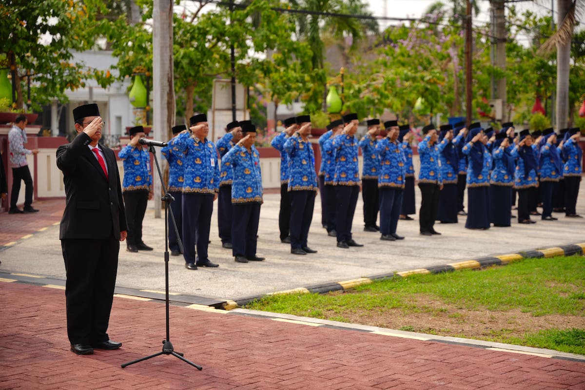Foto 8 dari 8: Upacara Hari Pahlawan di TMP, Sekda Kota Madiun: Loyalitas ASN Untuk Negara Harus Seperti Pahlawan