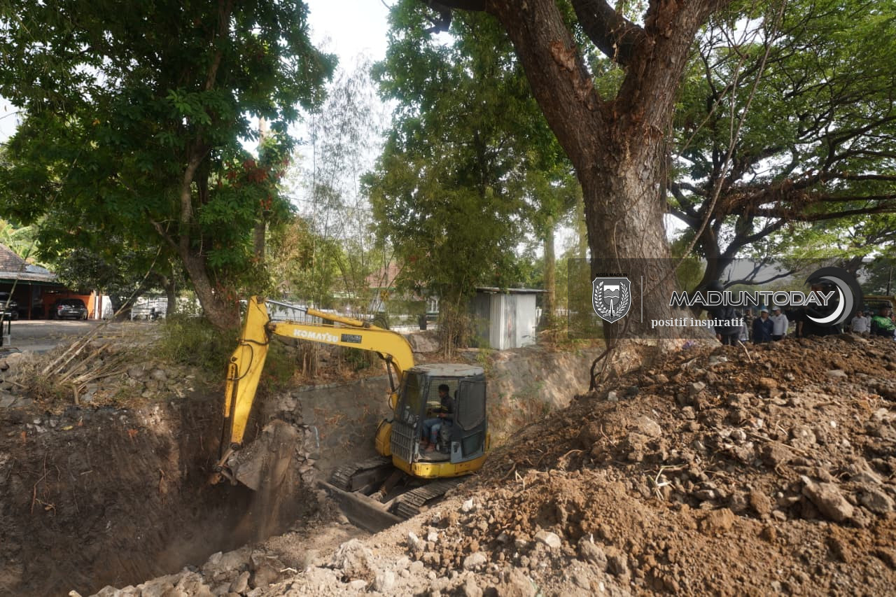 Foto 12 dari 13: Madiun Darurat Drainase, Plt Wali Kota Minta Data Drainase Seluruh Kota Untuk Dikaji Minggu Ini