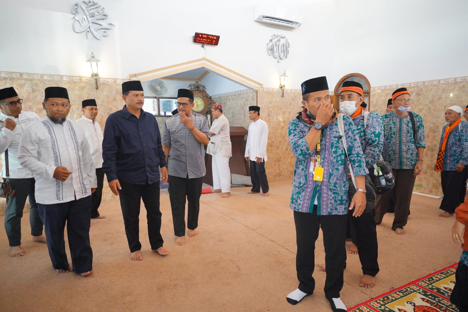 Foto 7 dari 10: 19 Jamaah Haji Tahap Dua Tiba, Wali Kota Sambut Kepulangan di Masjid Azzahra