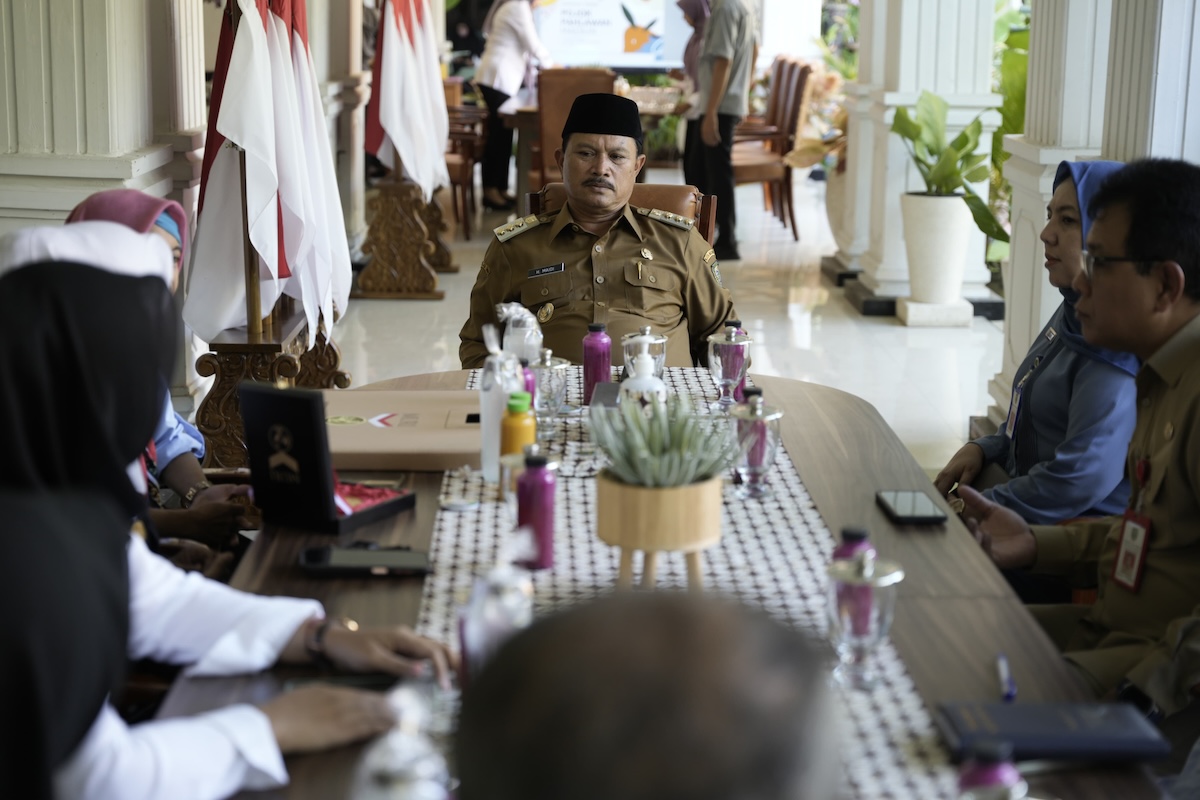 Apresiasi Dukungan Pemkot Madiun, Penyelenggara Festival Jamu Gendong Serahkan Rekor MURI Kepada Wali Kota