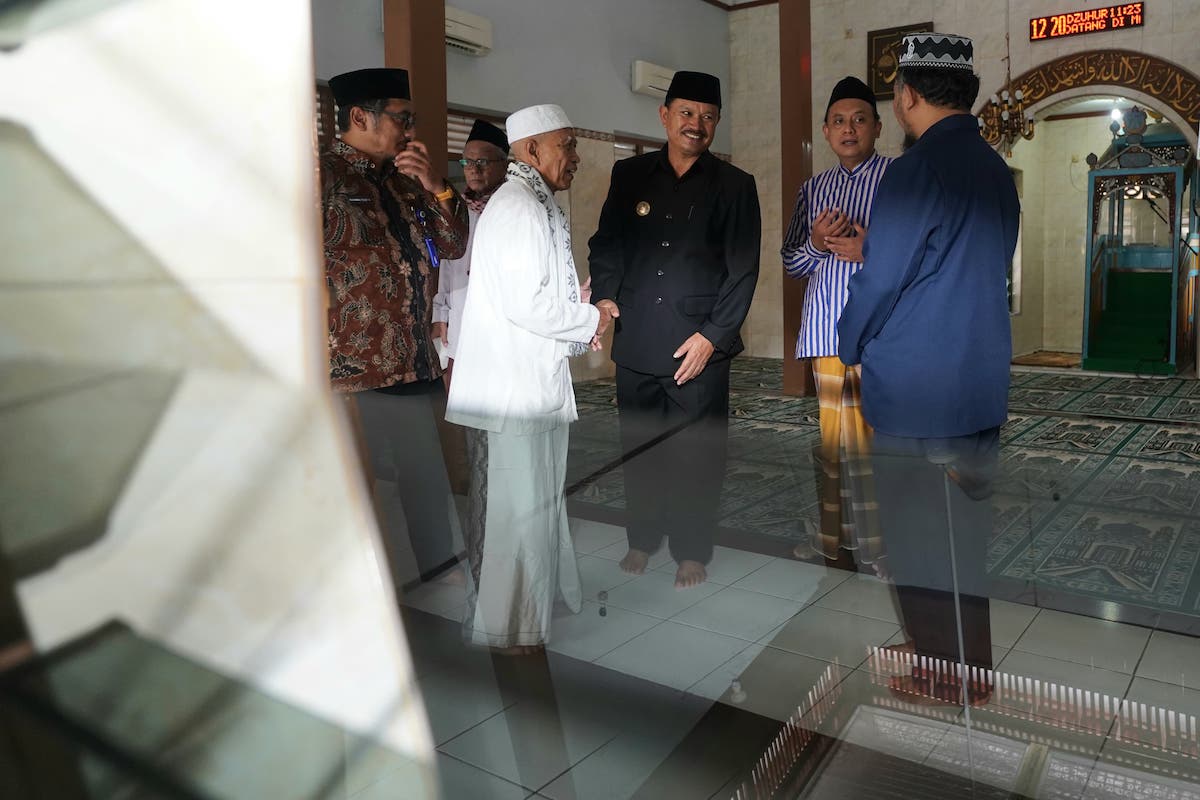 Foto 6 dari 9: Salat Jumat di Masjid Al Arowiyah, Wali Kota Laksanakan Ibadah Bareng Masyarakat
