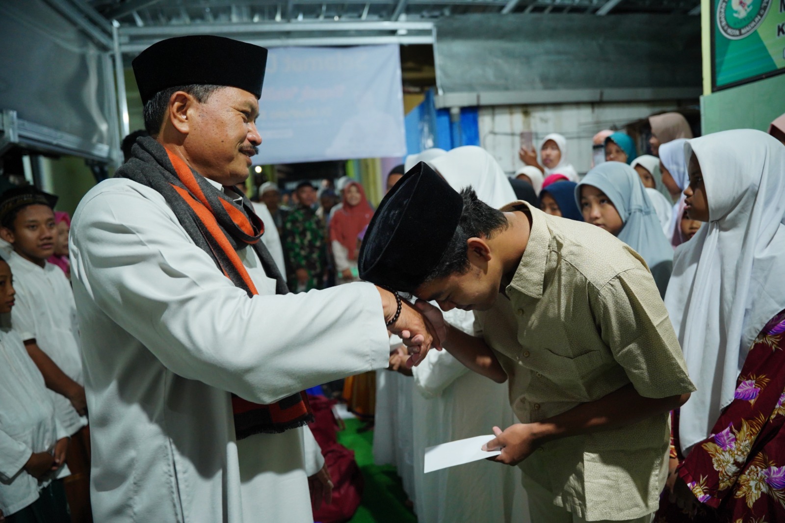 Foto 7 dari 10: Salat Isya di Musala Baitul Adzim gang Lodayan, Wali Kota Ajak Warga Makin Optimalkan Kawasan PRC