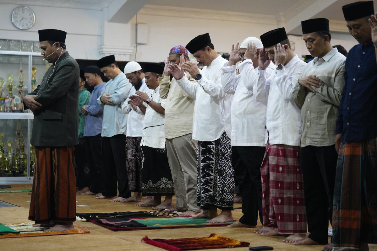 Foto 2 dari 8: Optimalisasi Rumah Dinas Untuk Giat Keagamaan Selama Ramadhan, Wali Kota Gelar Tarawih Berjamaah