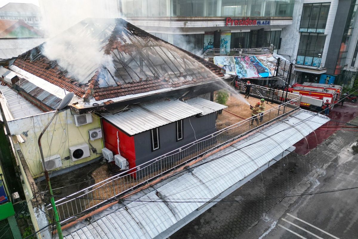 Foto 7 dari 8: Famous Cafe dan Karaoke Terbakar, Api Berhasil Dipadamkan Kurang dari 1,5 Jam Kemudian