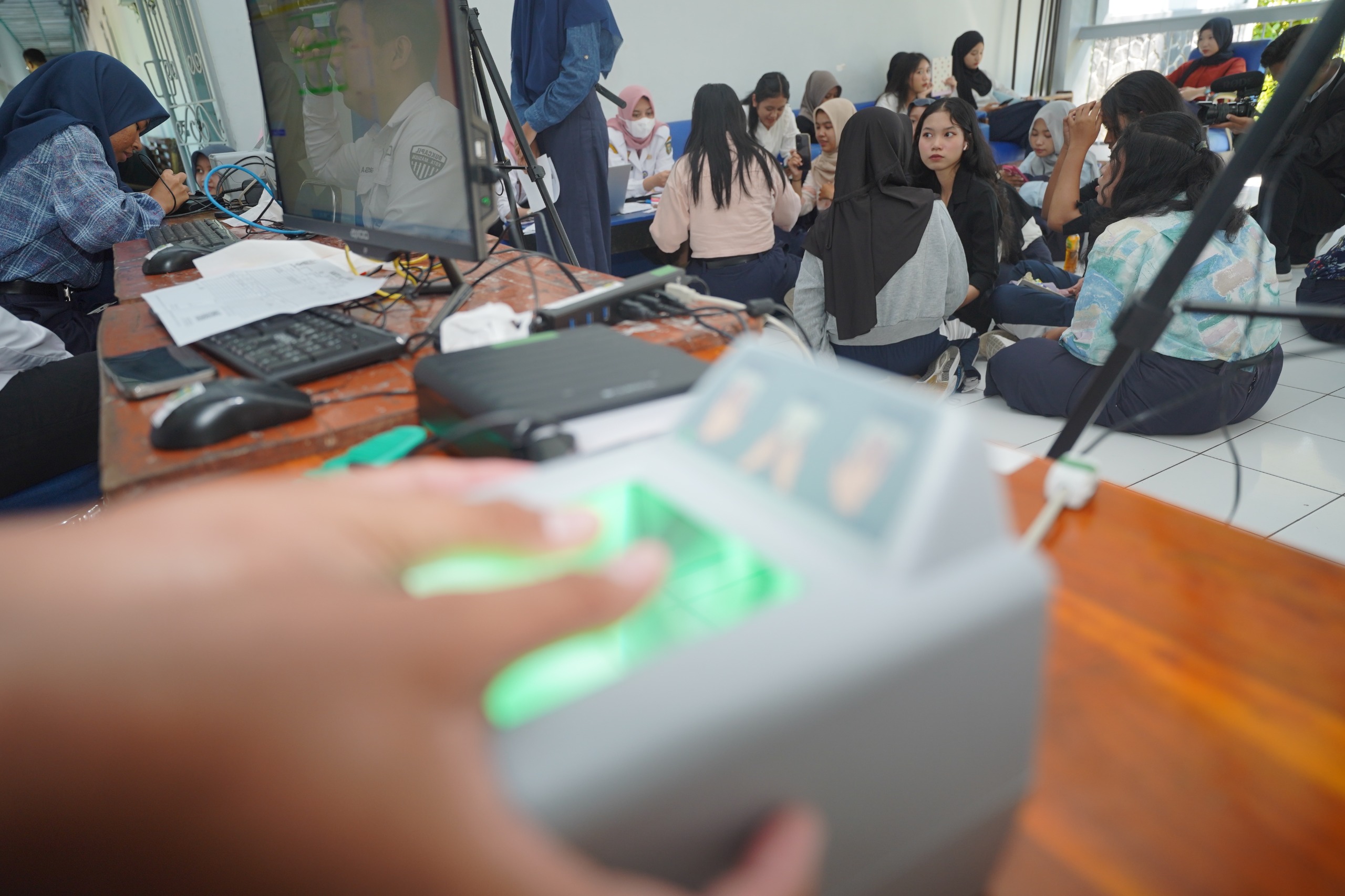 Foto 6 dari 8: Mudahkan Layanan Perekaman KTP-el untuk Pelajar, Dispendukcapil Kota Madiun Datangi Sekolah