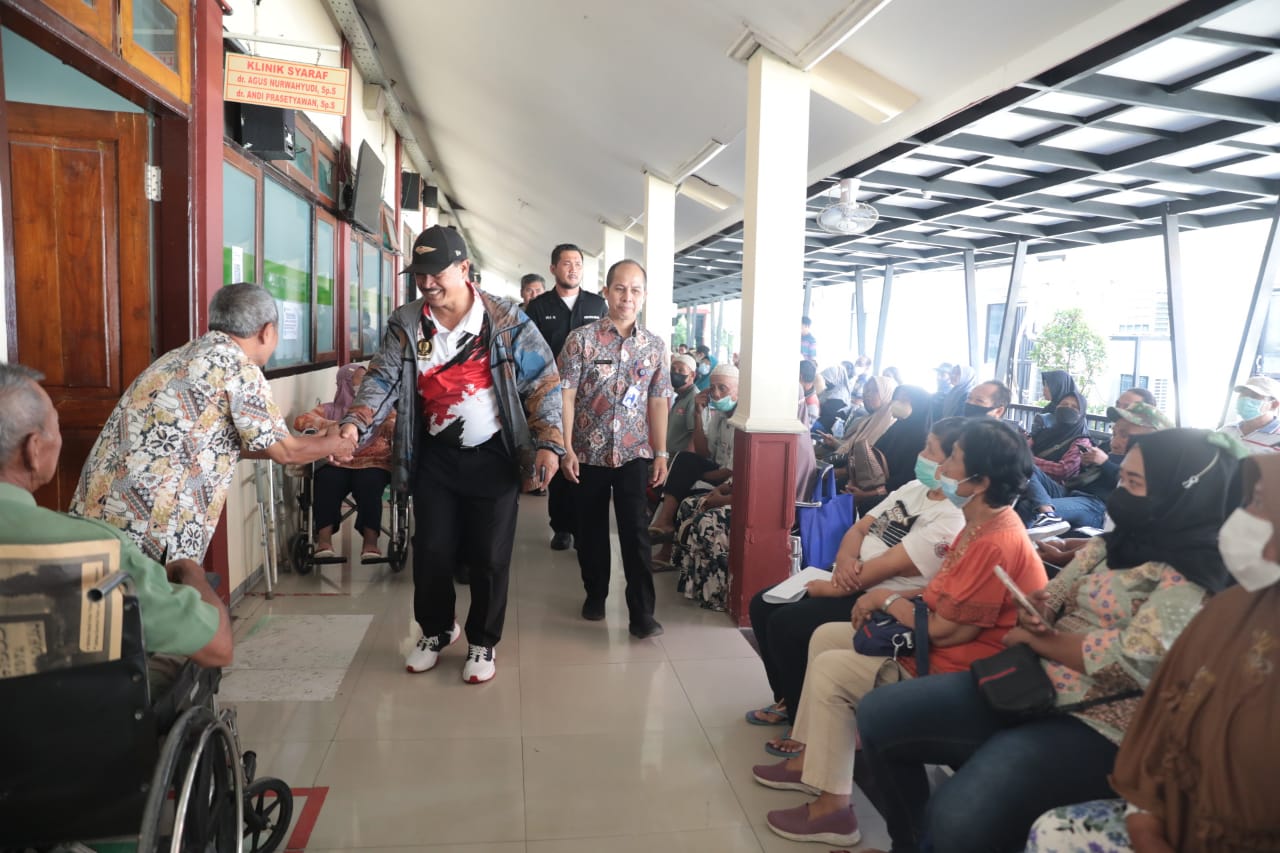 Foto 4 dari 9: Persiapan Kunjungan Kenya, Wali Kota Pimpin Kerja Bakti Di RSUD