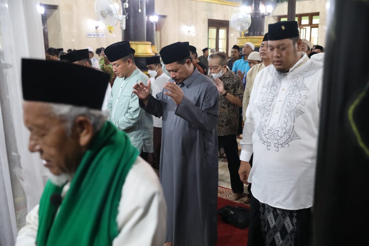 Foto 2 dari 10: Ikuti Salat Tarawih Perdana, Wali Kota Ajak Umat Muslim Tingkatkan Ibadah