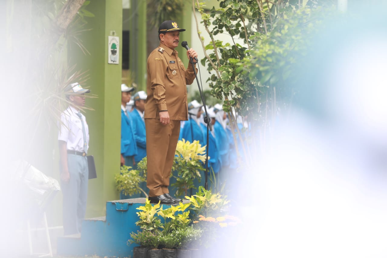 Foto 3 dari 13: Jadi Pembina Upacara di SMKN 3, Wali Kota: Kota Kita Kota Layak Anak, Mari Kita Jaga Bersama
