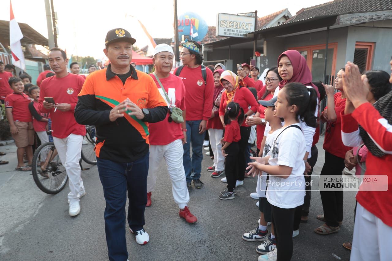 Foto 2 dari 7: Lepas Jalan Santai RW VII Nambangan Lor Wali Kota Pesan Jaga Kekompakan Warga