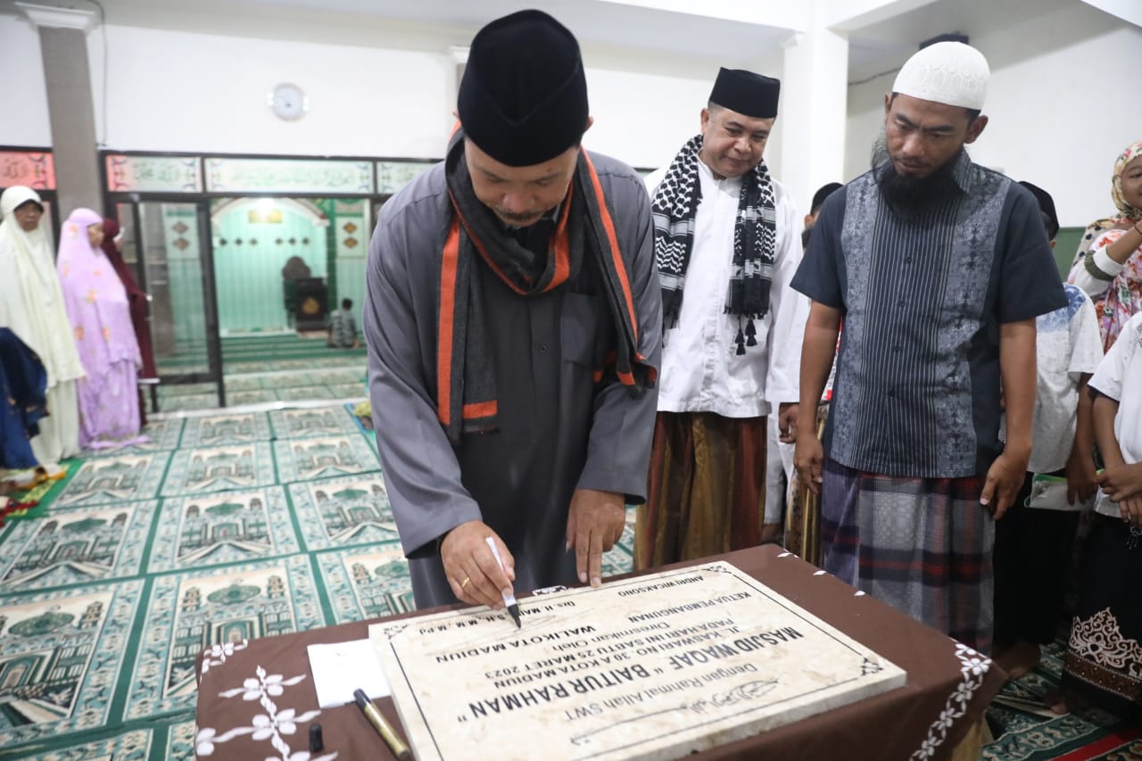 Foto 7 dari 11: Safari Ramadan Salat Tarawih di Masjid Baiturrahman, Wali Kota Juga Resmikan Masjid Tempat Kegiatan