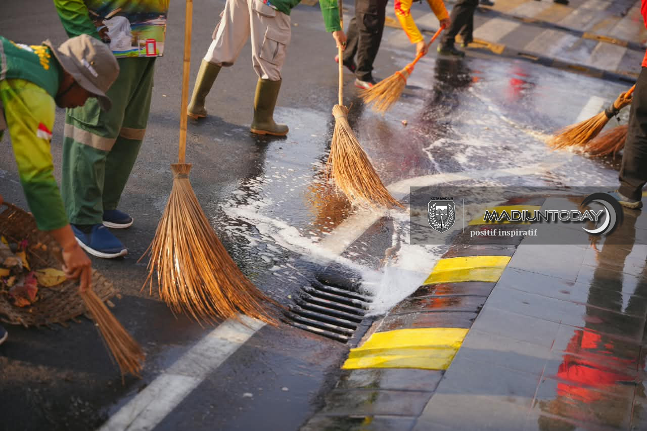Foto 7 dari 14: Tak Sekadar Imbauan, Plt Wali Kota Turun Langsung Bersihkan Kawasan Pahlawan