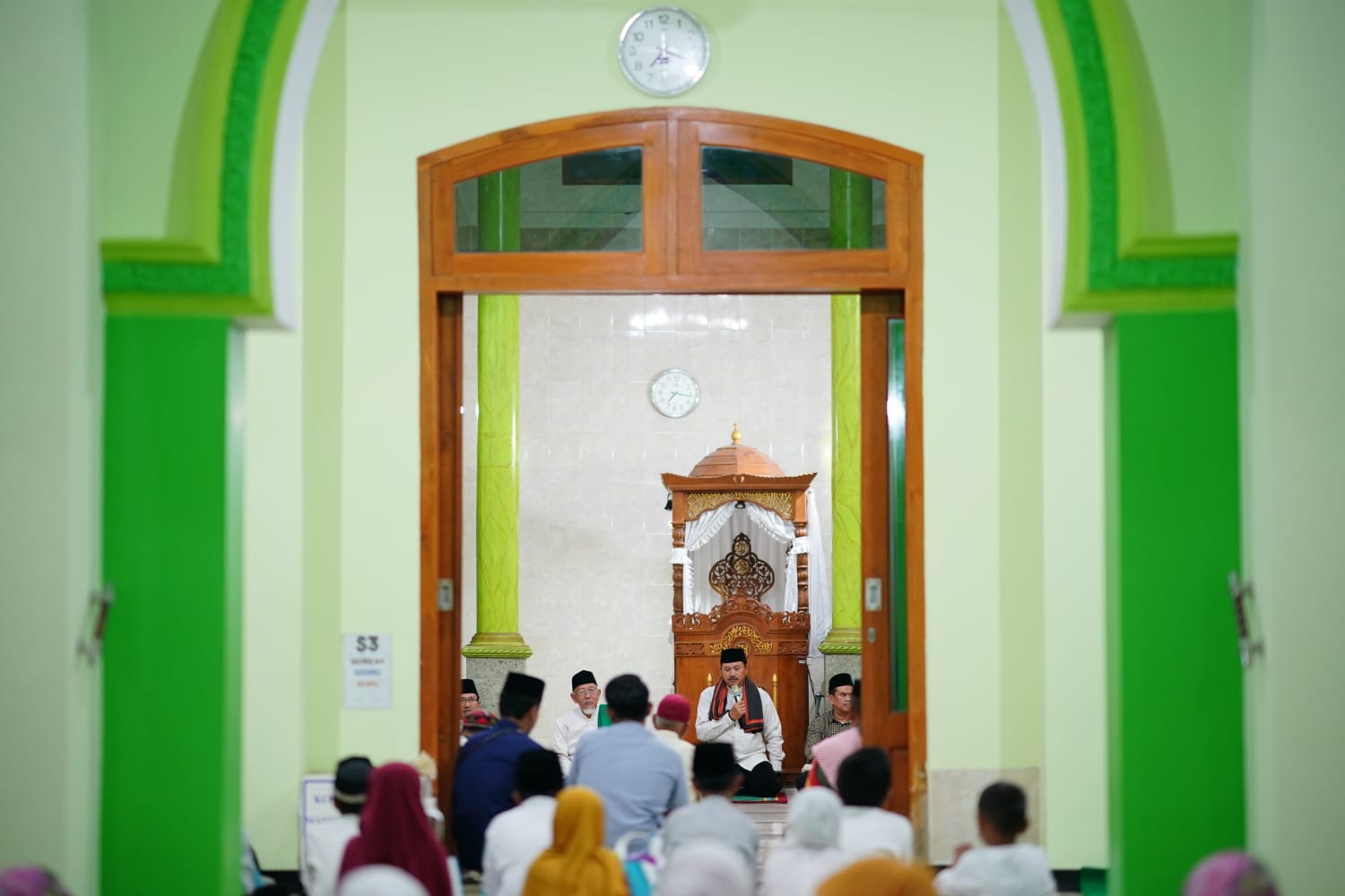 Foto 2 dari 7: Salat Isya di Masjid Al Mujahidin Manisrejo, Wali Kota Terima Berbagai Usulan dari Warga