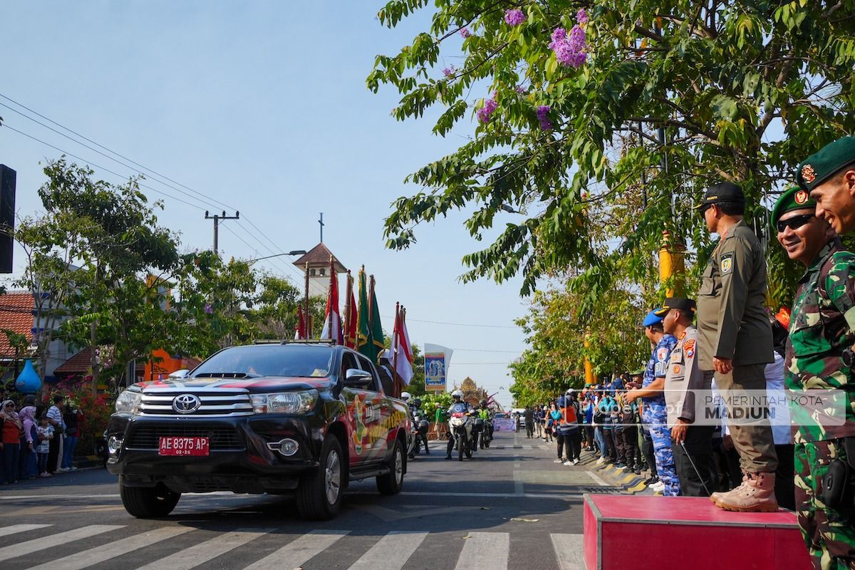 Foto 3 dari 9: Kirab Pataka Jer Basuki Mawa Beya Sampai di Kota Madiun, Langsung Diberangkat ke Daerah Selanjutnya