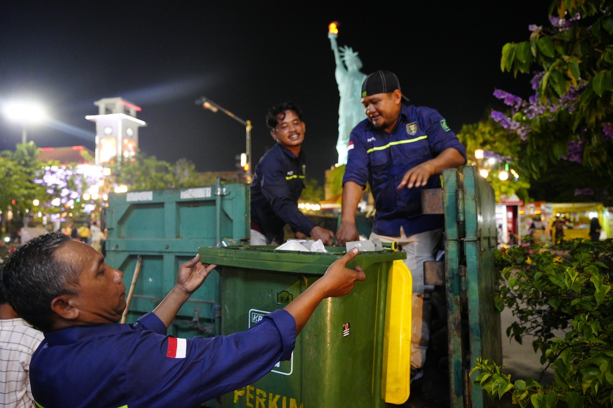 Foto 1 dari 6: Gercep! Petugas Kebersihan Bersihkan Sisa Sampah Malam Tahun Baru