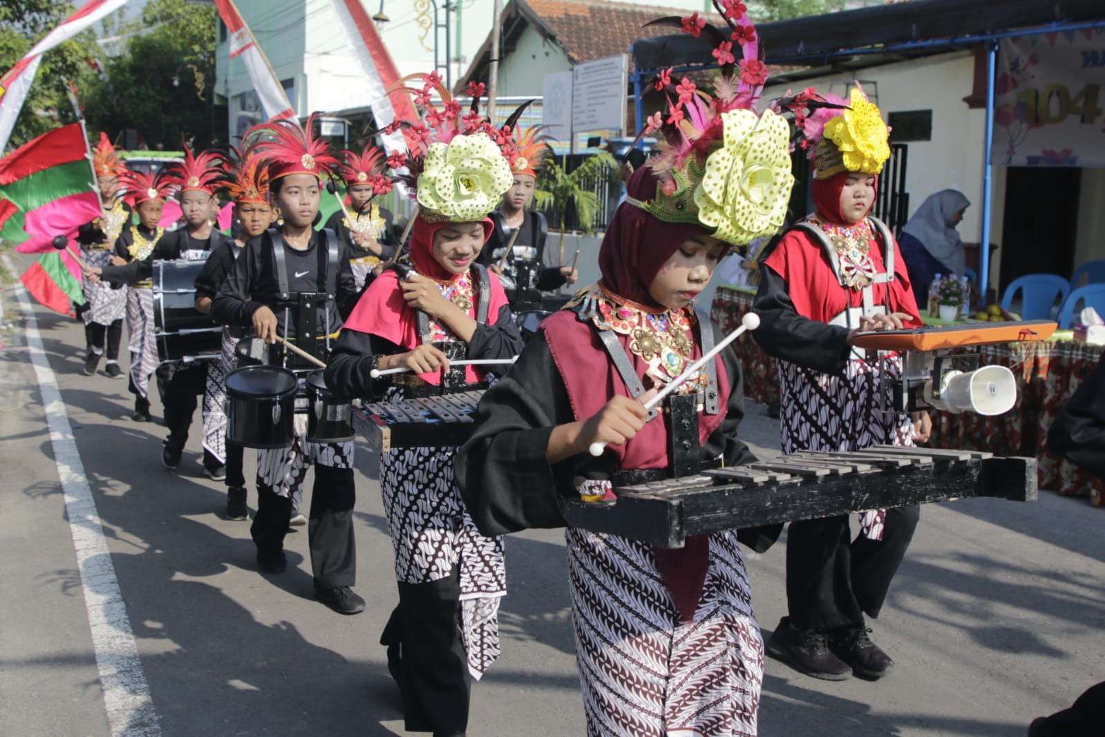 Foto 9 dari 14: Kreasi Plastik Bekas Jadi Baju Berkelas