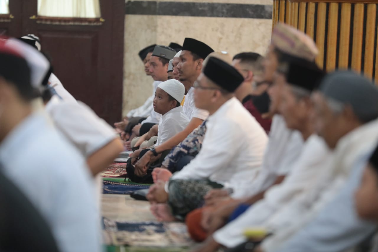 Foto 3 dari 8: Laksanakan Salat Idul Fitri, Wali Kota: Lebaran Kesempatan Untuk Menyampaikan Kekhilafan Diri