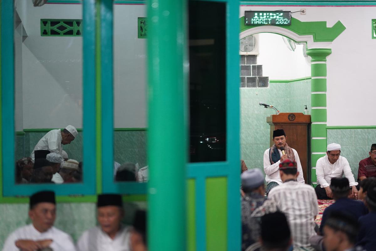 Foto 5 dari 9: Safari Tarawih Di Masjid Al-Barokah Banjarejo, Wali Kota Harap Warga Tingkatkan Kegiatan Keagamaan Di Rumah Ibadah