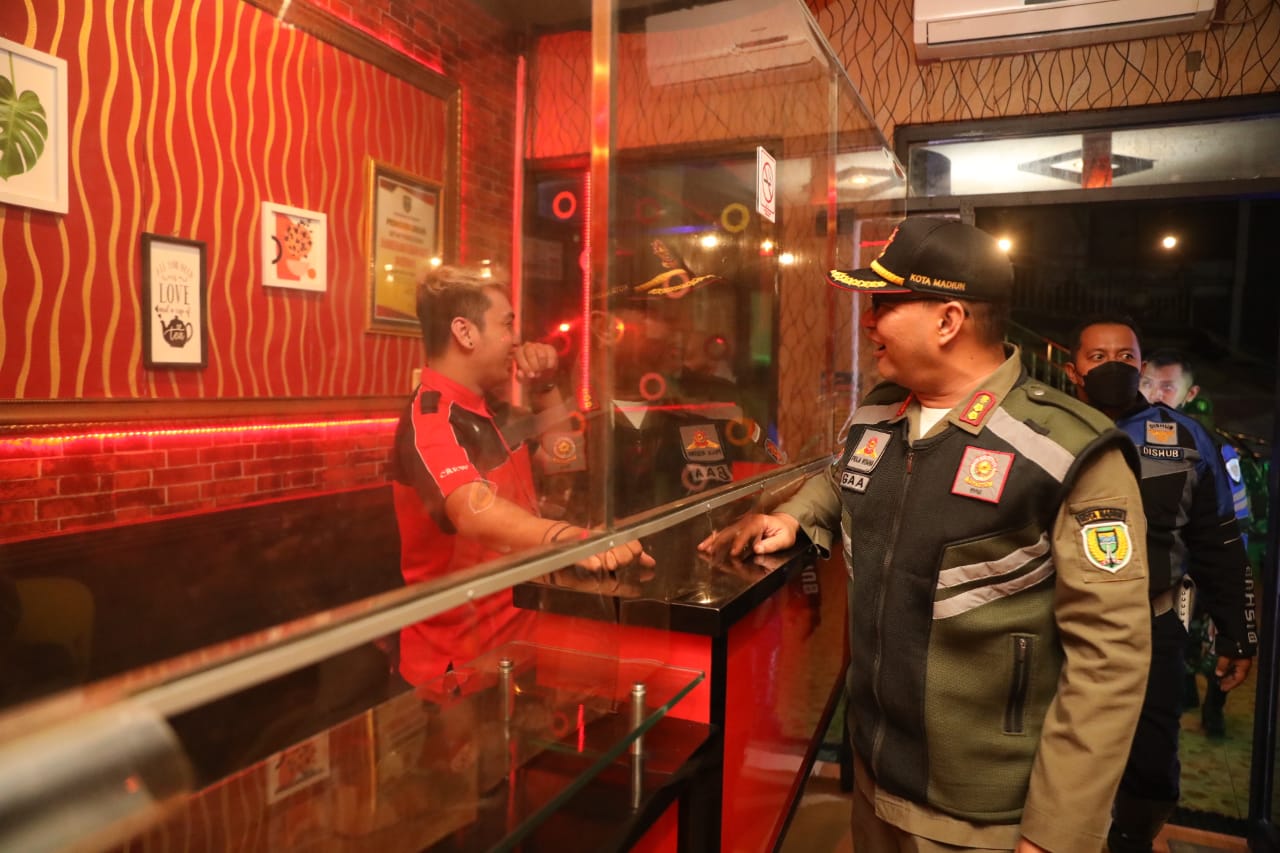 Foto 4 dari 10: Tingkatkan Trantibumlinmas, Satpol PP Gelar Razia Tempat Hiburan Malam