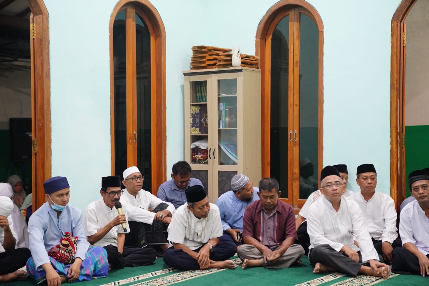 Foto 5 dari 10: Salat Isya di Musala Ar-Rahman, Wali Kota Juga Serap Berbagai Usulan