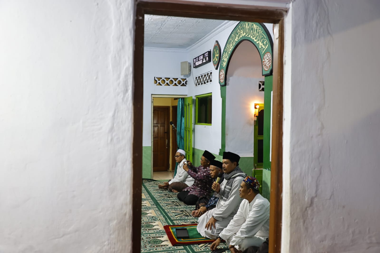 Foto 5 dari 10: Ibadah Sembari Serap Aspirasi, Wali Kota Ikuti Tarawih Bersama Warga Di Musala Jannatul Firdaus