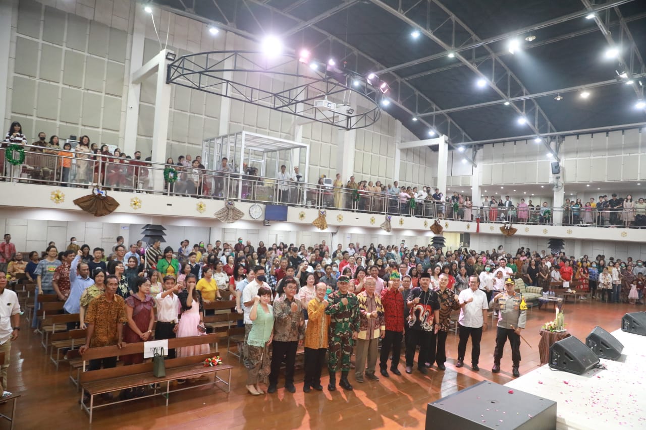 Foto 18 dari 21: Hadiri Misa Perayaan Natal, Wali Kota Dr. Maidi Harap Kebahagiaan dan Kesejahteraan Dirasakan Semua