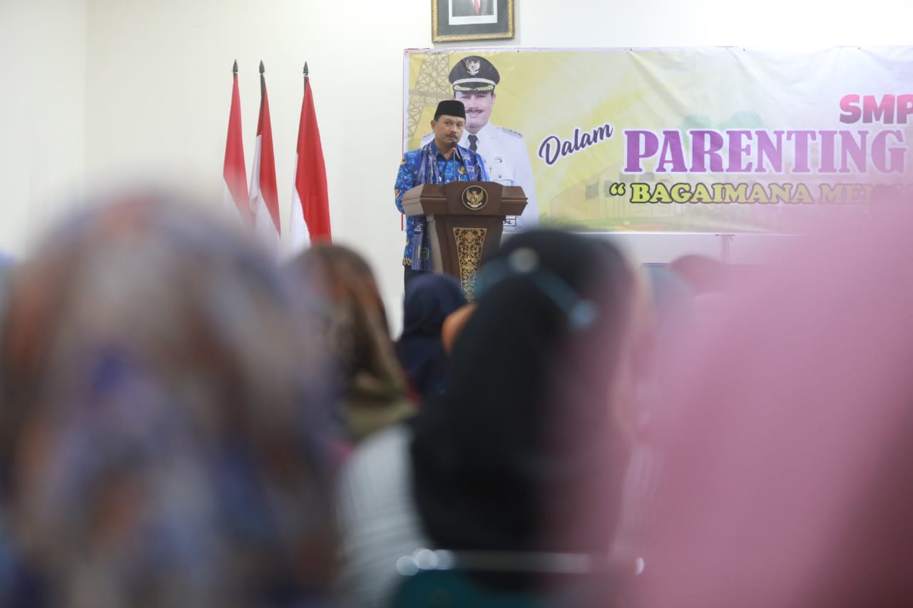 Foto 12 dari 12: Giat Parenting Bersama Wali Murid SMPN 12, Wali Kota Ingatkan Peran Orang Tua Menciptakan Generasi Emas 2045