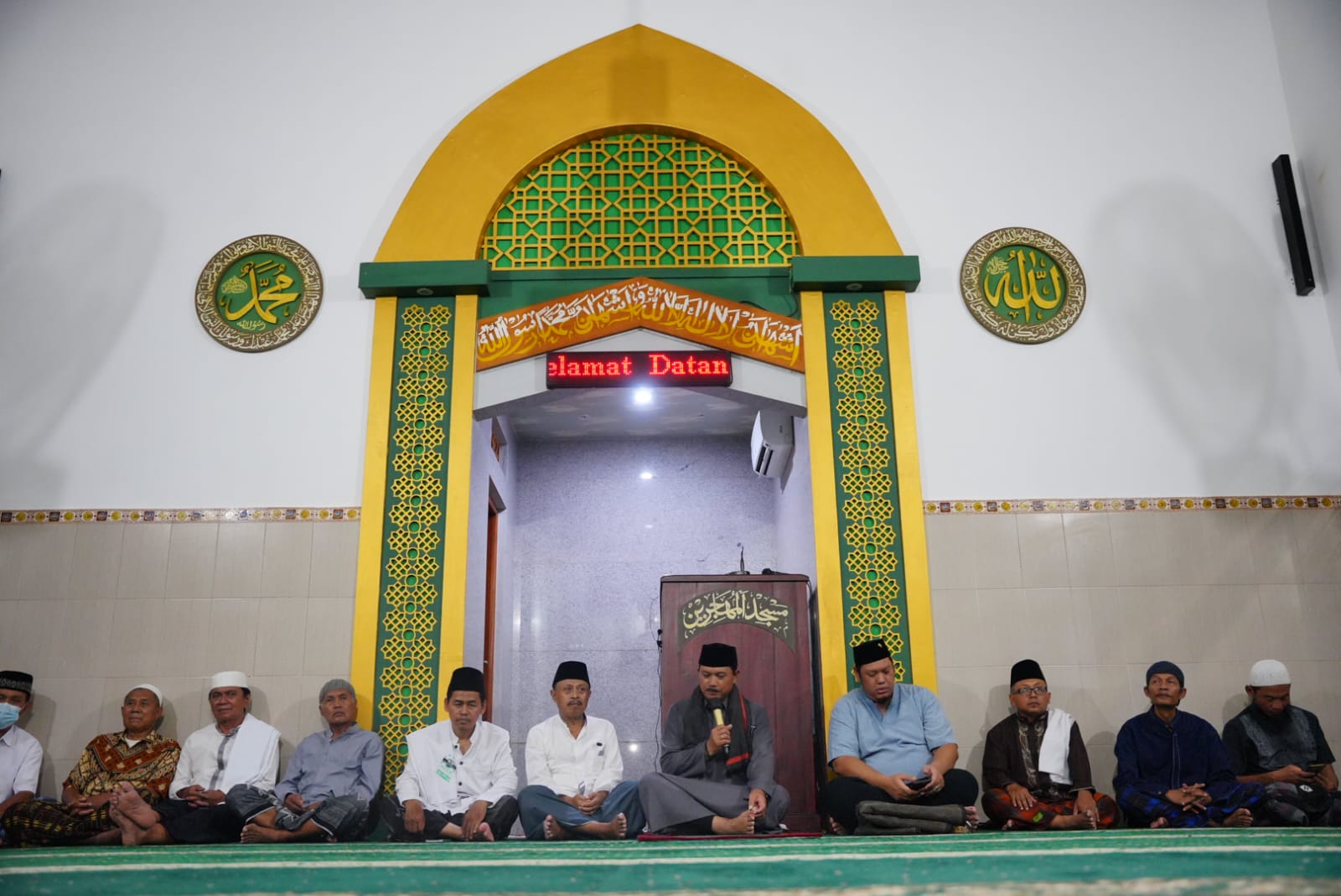 Foto 1 dari 10: Tarawih Di Masjid Al Muhajirin, Wali Kota Ajak Warga Tingkatkan Ibadah Sebelum Ramadan Berakhir