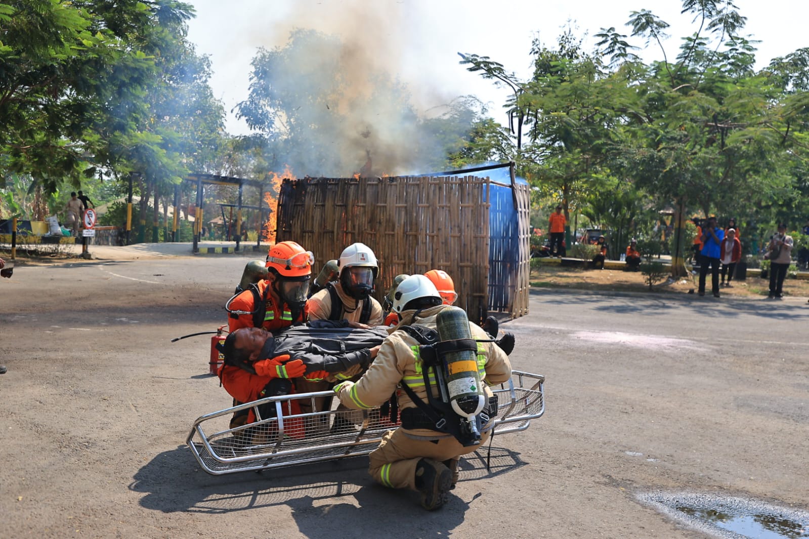 Foto 6 dari 7: Minimalisir Dampak Kebakaran, Satpol PP Siagakan Redkar