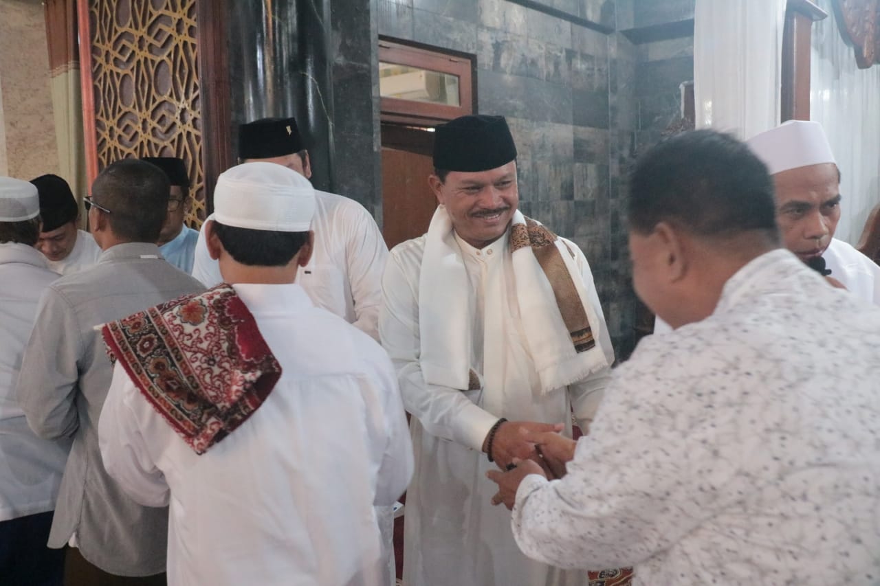 Foto 8 dari 8: Laksanakan Salat Idul Fitri, Wali Kota: Lebaran Kesempatan Untuk Menyampaikan Kekhilafan Diri