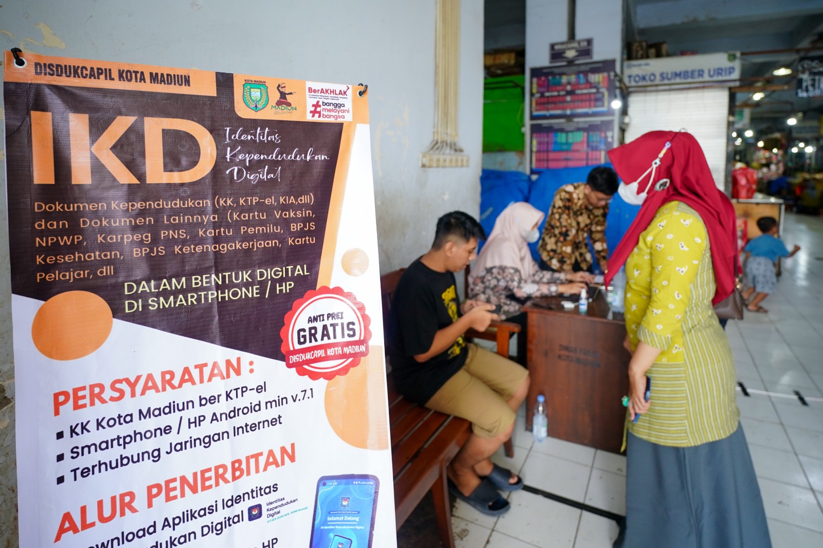 Foto utama berita: Kejar Target, Dukcapil Kota Madiun Buka Layanan Instal IKD di Pasar Besar