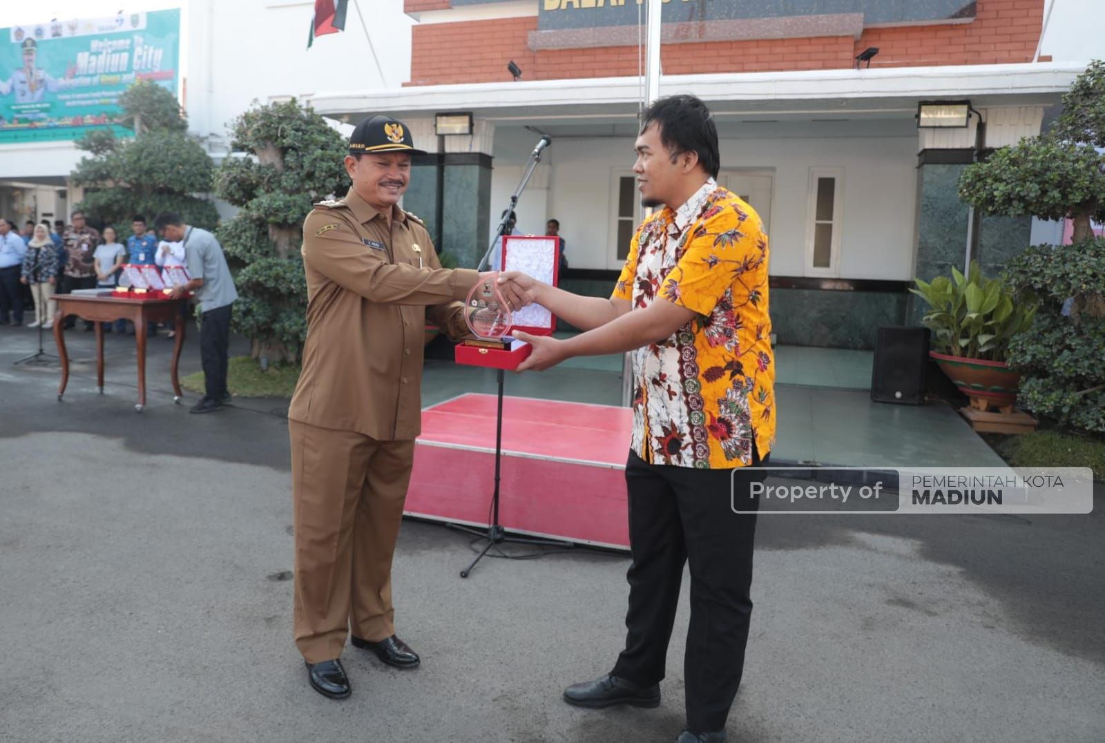 Foto 2 dari 12: Pimpin Apel HUT PMI ke-78, Wali Kota Kukuhkan 30 Sukarelawan PMI dan Beri Penghargaan ke Pendonor Terbanyak